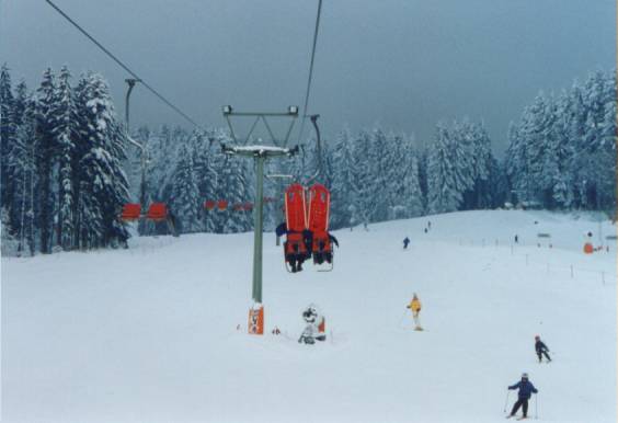 bad_tolz-sled-lift-over-skiers.jpg